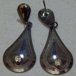 brinco de estamparia banho grafite gota com strass 48x18mm com pino e tarraxa. 1 par